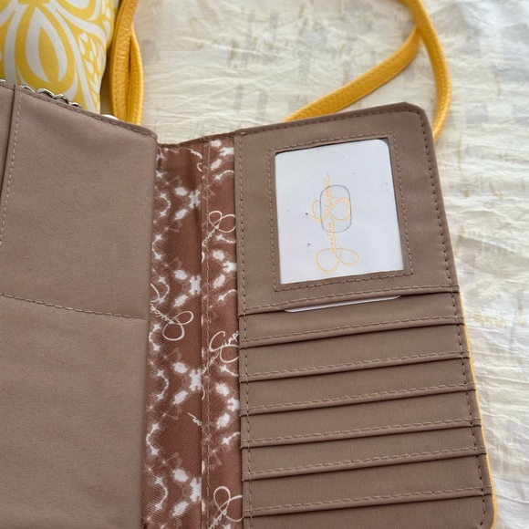 Jessica Simpson yellow small crossbody trifold never used - Picture 5 of 16